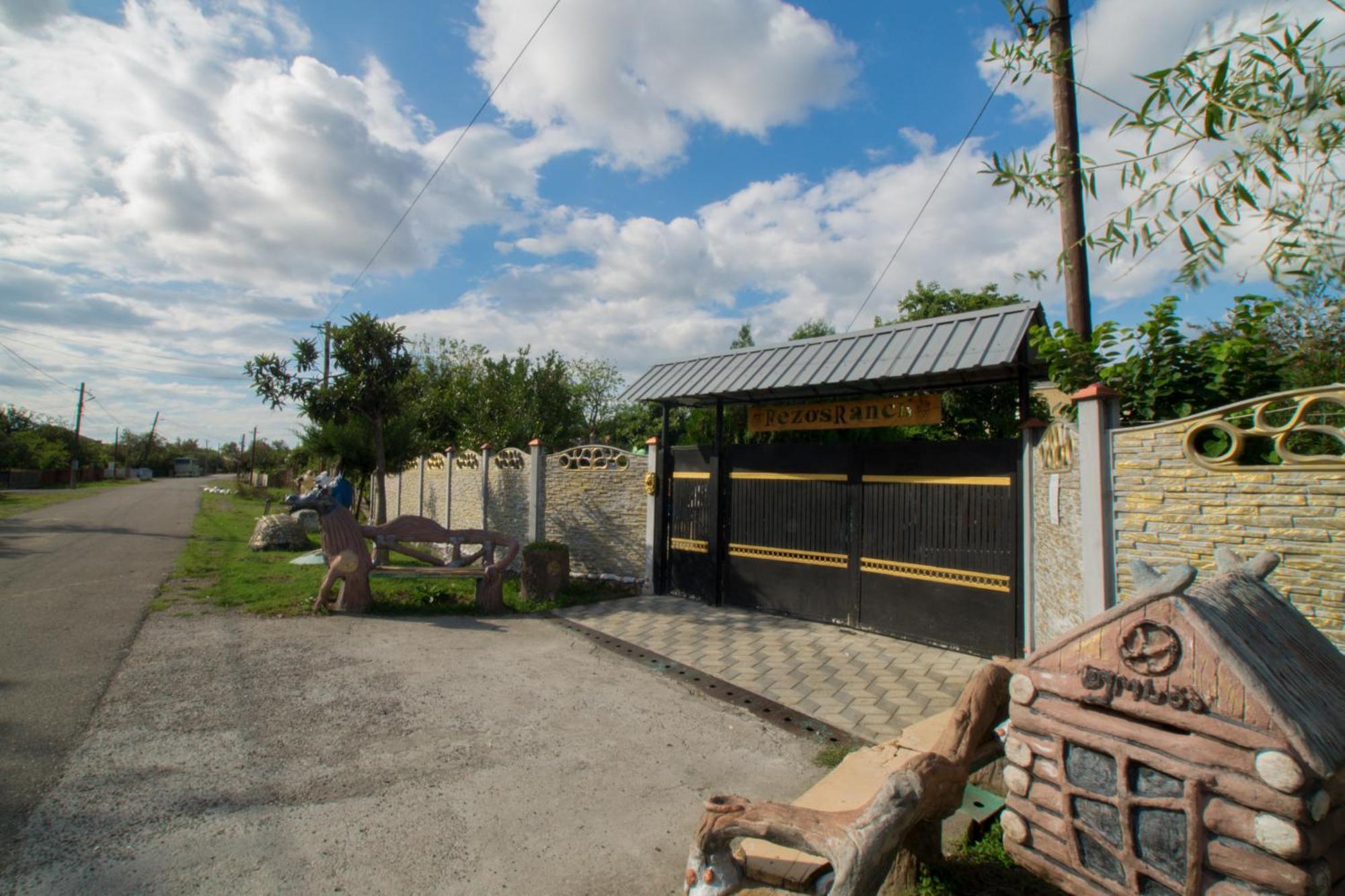 Rezo'S Ranch Apartman Samtredia Kültér fotó